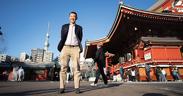 Maison ROCOCO公司创始人兼首席执行官Yohay Wakabayashi周三在浅草寺拍照, 2月. 2023年28日，东京. (