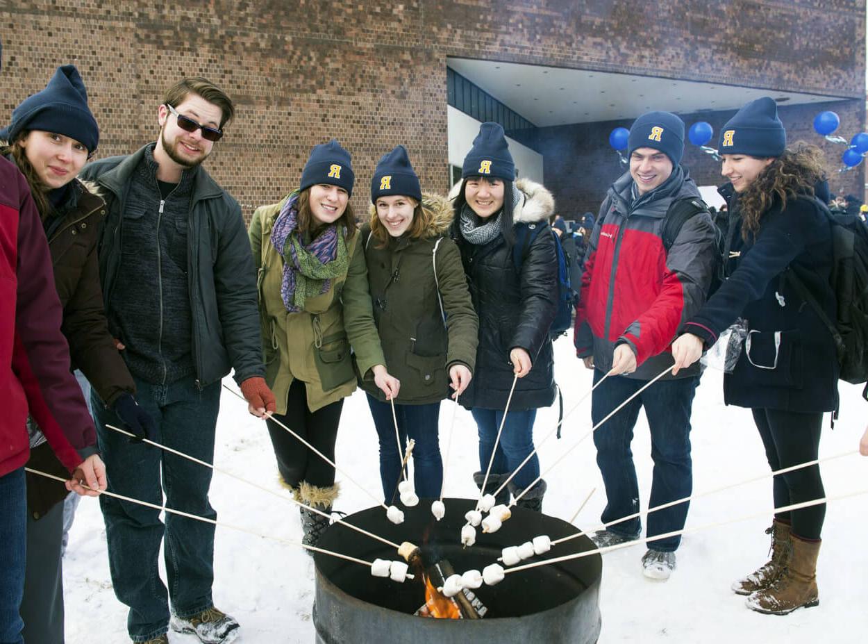 罗彻斯特大学的学生们在冬季节日传统中烤棉花糖