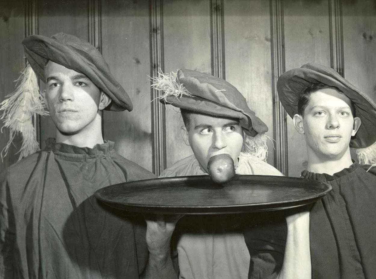 三个身着中世纪服装的澳门威尼斯人网上赌场学生在野猪头晚宴上表演
