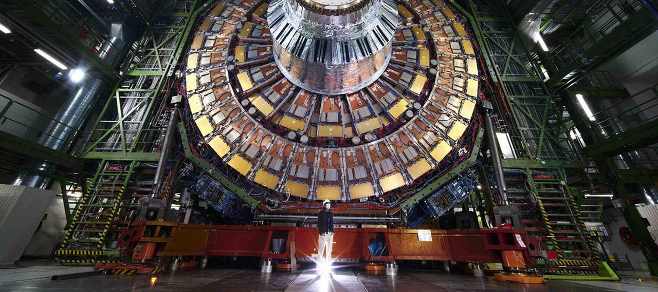 欧洲核子澳门威尼斯人网上赌场中心紧凑型介子螺线管探测器的低角度视图, 用于测量电弱混合角, 粒子物理学标准模型的一个组成部分.
